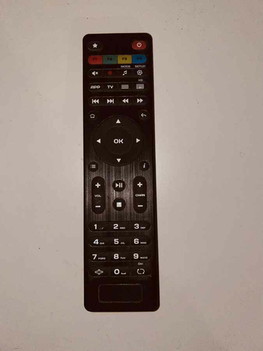 Czarny pilot do dekodera DVBT DVBS2 widok z przodu.