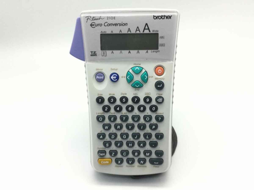Drukarka etykiet Brother P-Touch 210E widok z przodu.
