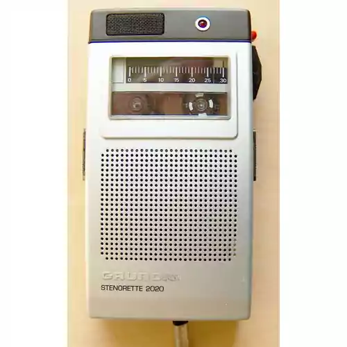 Dyktafon stereofoniczny Grundig Stenorette 2020 na kasety widok z przodu.