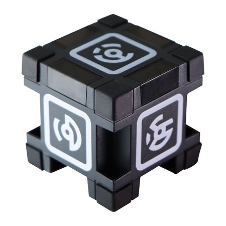 Elektroniczna kostka do robota AI Anki Cozmo sztuczna inteligencja czarna widok z przodu.