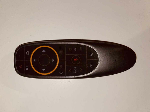 Ergonomiczny pilot do telewizora SmartTV TV widok z przodu.