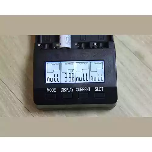 Ładowarka baterii Adeaska BT-C2000 AA AAA 4 akumulatory widok wyświetlacza