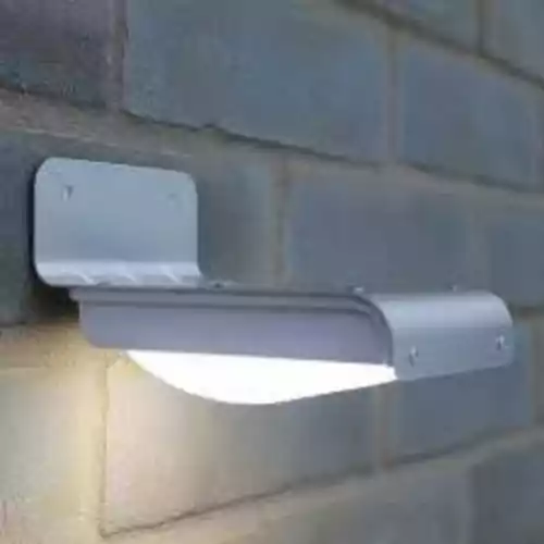 Lampa Solarna z czujnikiem ruchu widok na ścianie