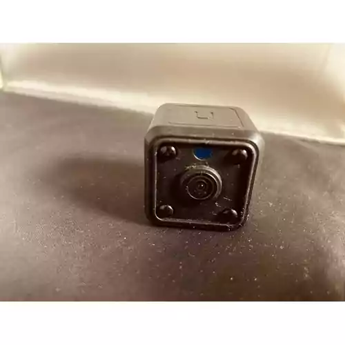 Mini szpiegowska kamera U kwadratowa FHD widok z przodu.