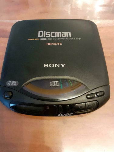 Odtwarzacz CD Hi-Fi Sony D-147CR 100MP3 DISCMAN widok z przodu.