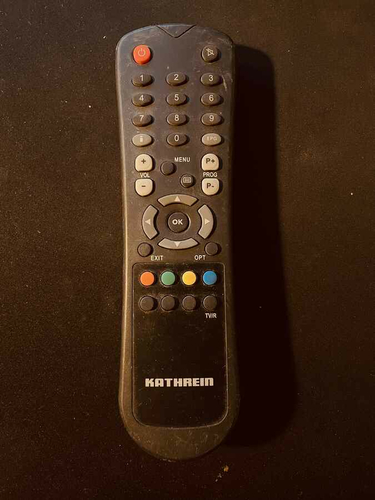 Oryginalny pilot do telewizora Kathrein czarny widok z przodu.