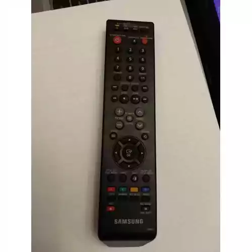 Oryginalny pilot do TV Samsung 00062E HDD TV DVD widok z przodu.