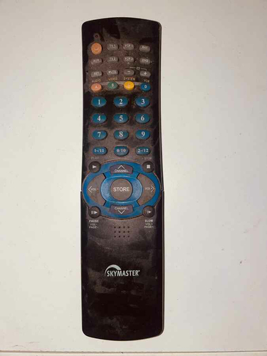 Oryginalny pilot SKYMASTER XL55 do telewizora widok z przodu.