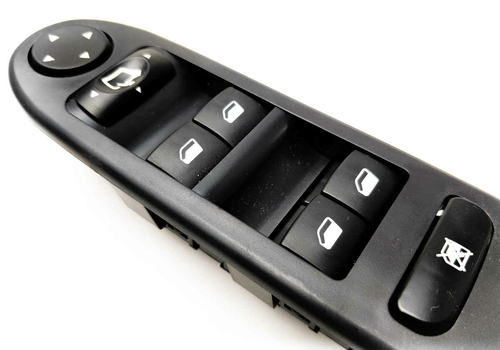 Panel włącznik sterownik szyb PEUGEOT 307 lewy widok z przodu.