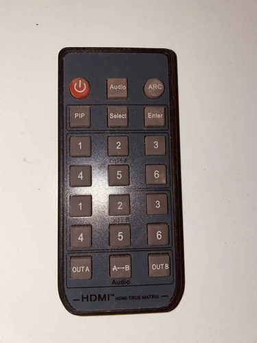 Pilot do sterowania rozdzielaczem HDMI True Matrix widok z przodu.