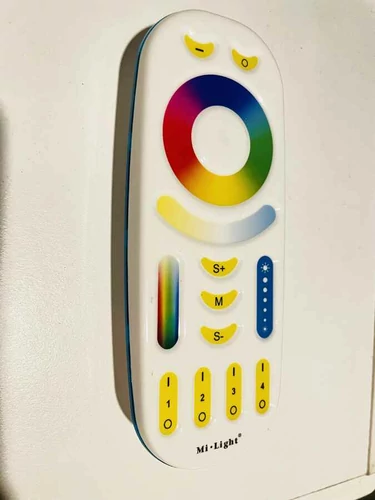 Pilot MiLight RGB LED zdalnie sterowane oświetlenie widok z przodu.