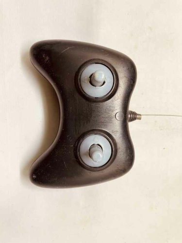 Pilot pad kontroler z antenką do sterowania dronem widok z przodu.