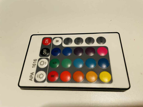Pilot zdalnie sterowany do taśmy LED RGB widok z przodu.