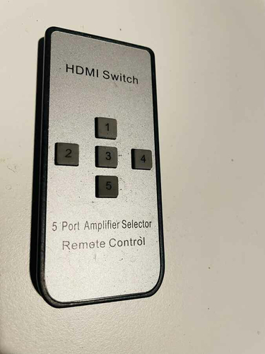 Pilot zdalnie sterowany HDMI Switch do wzmacniacza widok z przodu.