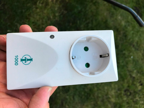 Programowalny adapter gniazdko Intertechno YCR-1000 widok z przodu.