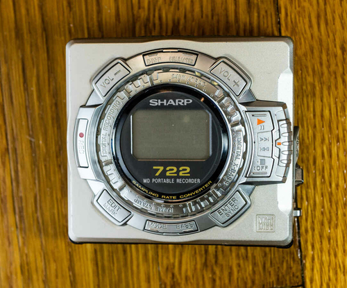 Przenośny dysk audio mini Sharp 722 MD-MS722H widok z przodu.