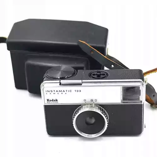 Retro aparat Kodak Instamatic 133 jak nowy w etui widok z przodu.