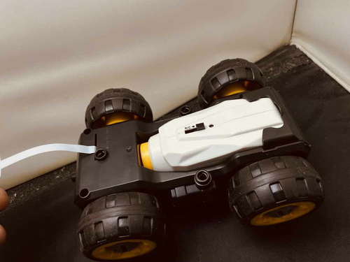Samochodzik lego do konstrukcji figur na pilota widok z przodu.