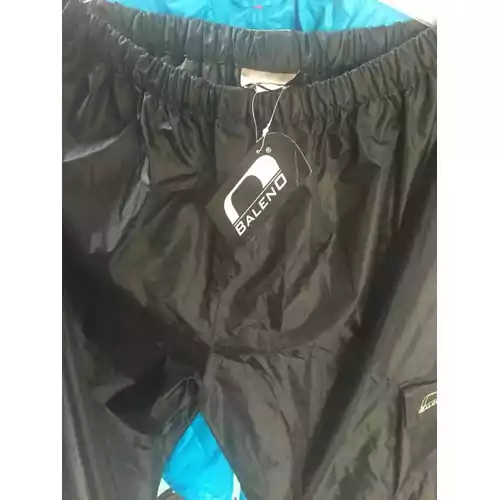 Spodnie przeciwdeszczowe męskie firmy Balend rozmiar3XL widok z przodu zbliżenie