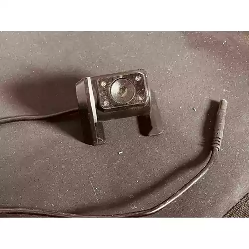 Szpiegowska mini kamera na stojaku USB widok z przodu.