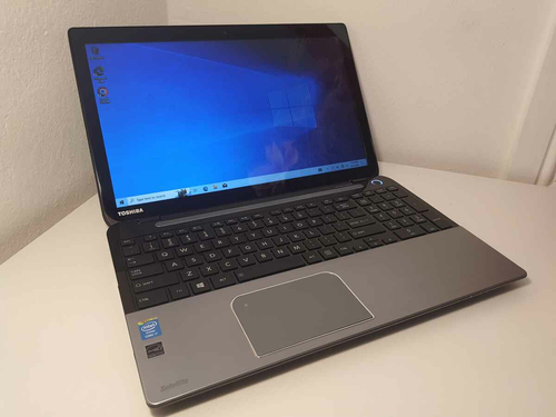 Touchscreen laptop Toshiba Satellite 15 i7-4700MQ 4GB RAM 1TB HDD widok przodu