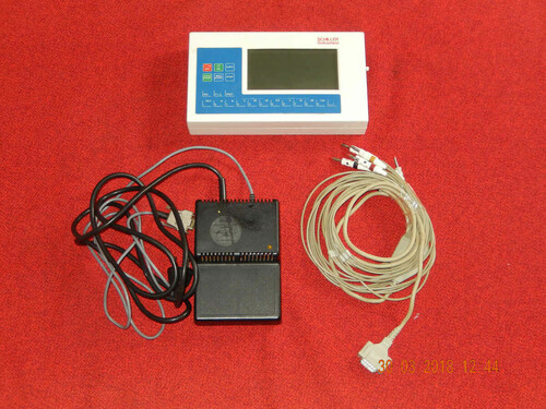 Urządzenie pomiarowe SCHILLER AT-3C do EKG 3-kanałowe + przewody i czujniki widok z przodu.