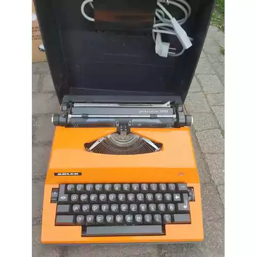 Vinatge maszyna do pisania ADLER Gabriele 2000 Made in Germany widok z przodu.