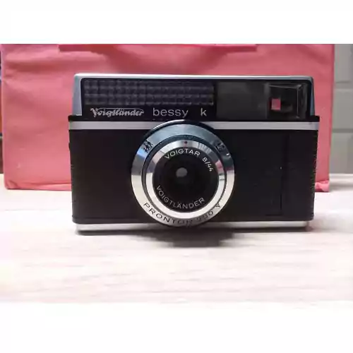 Vintage Kamera aparat Voigtlander Bessy K 35mm Voigtar 844 Prontor 200 widok z przodu.