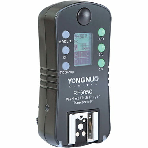 Wyzwalacz lamp błyskowych Yongnuo RF605C Canon 60D 7D 1D widok z lewej strony 