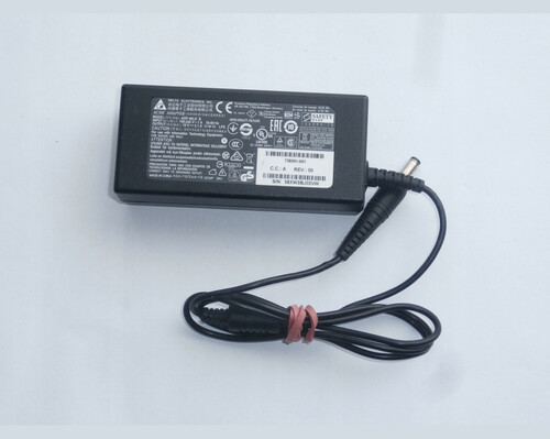 Zasilacz Delta 19V 2.1A 40W 5.5x2.5mm P3 widok z przodu