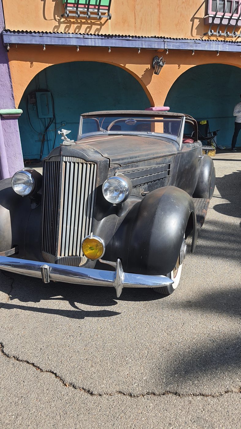 Przedwojenny Packard w patynie