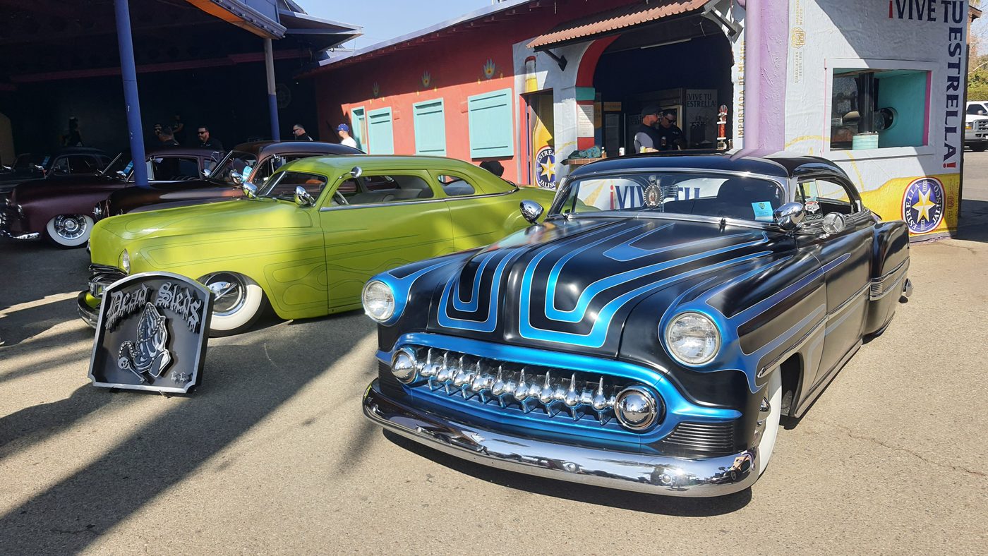 Czarny kustom z niebieskimi scallopsami