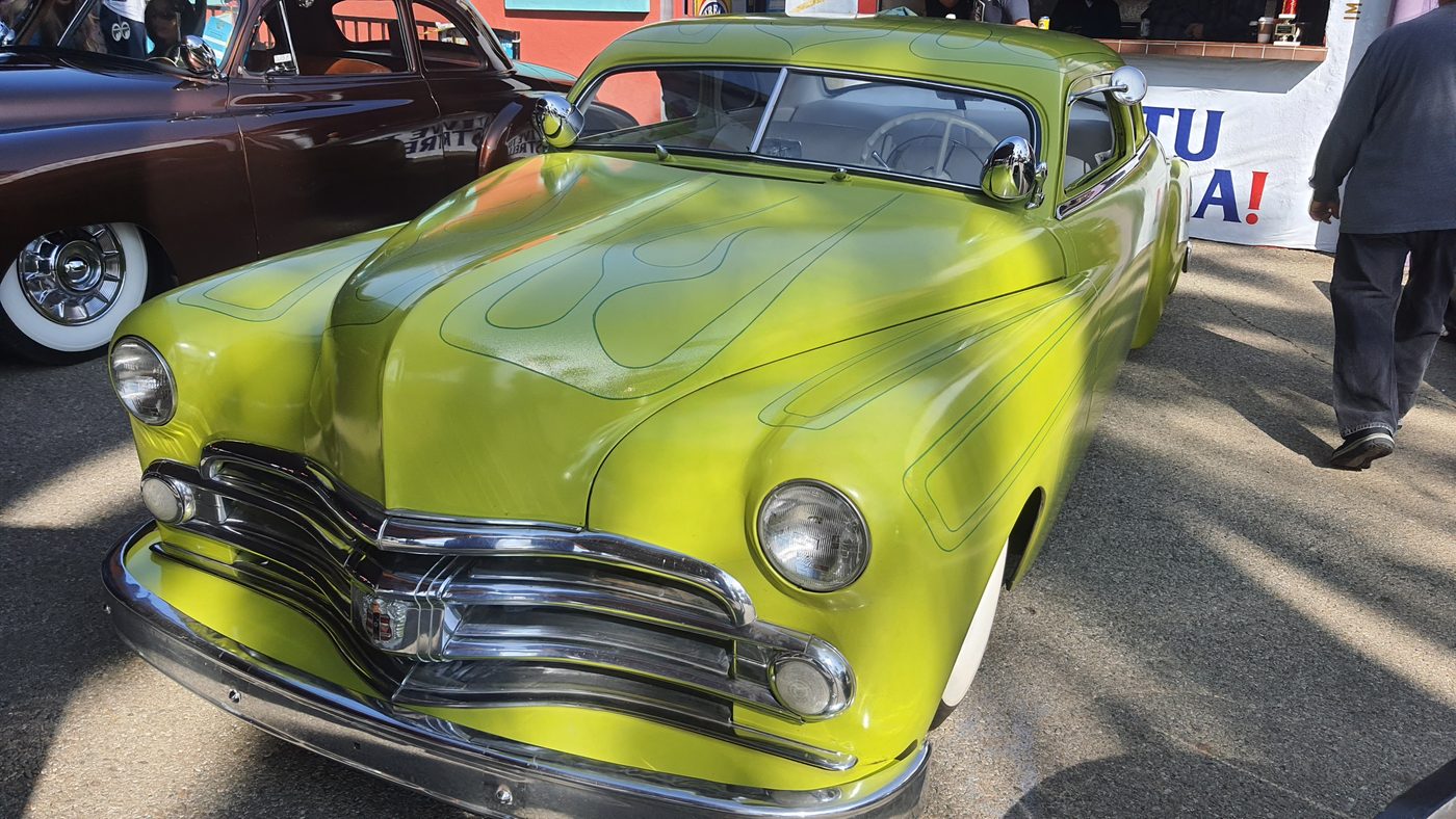 Limonkowy kustom Chevrolet z 1950 roku