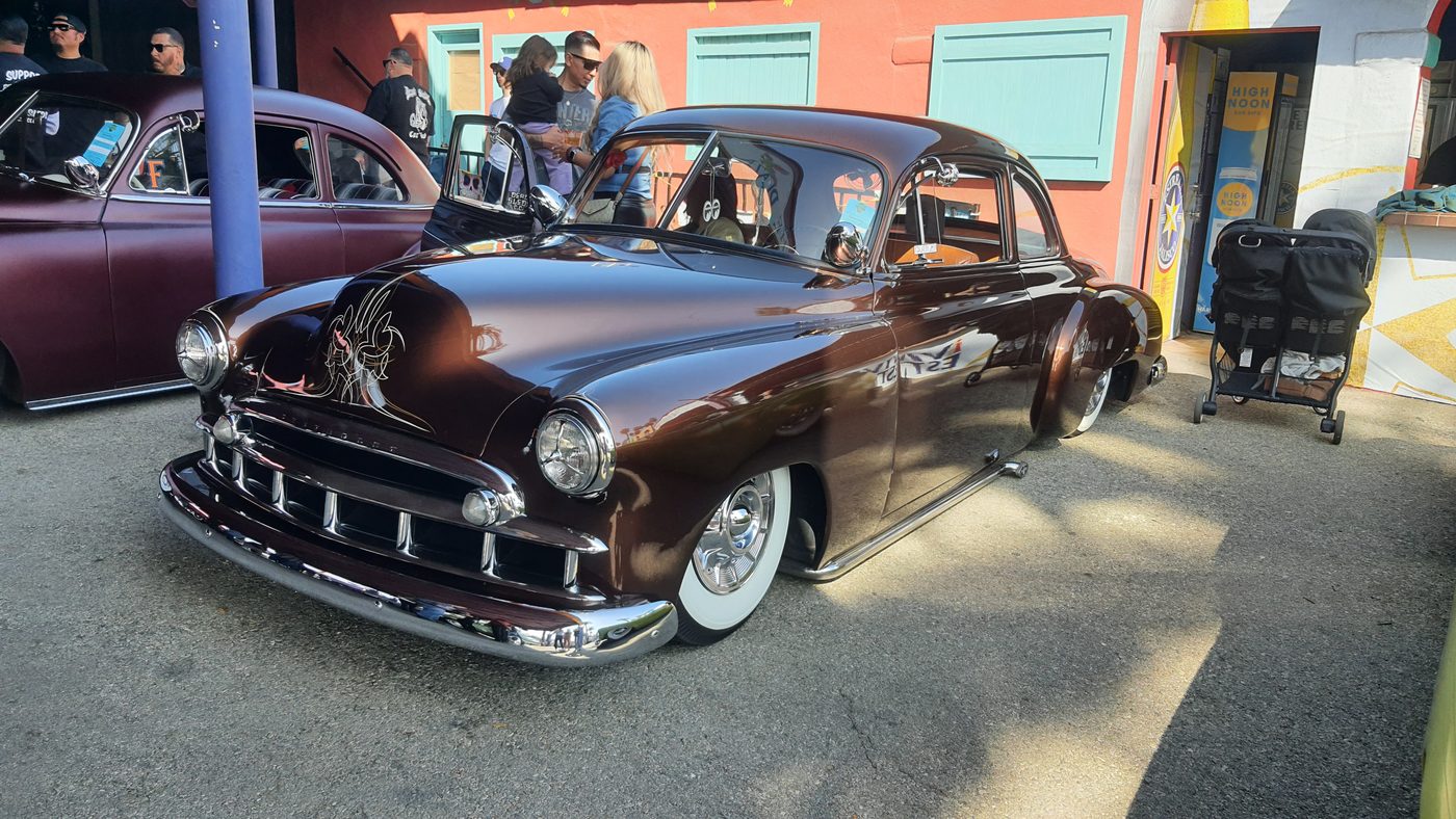 Bordowy Chevrolet kustom z lat 50.