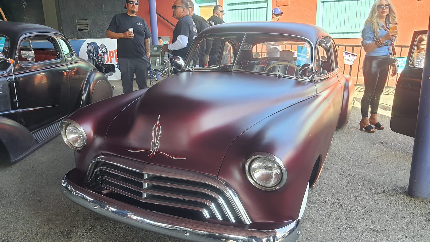 Matowy bordowy kustom z końca lat 40.