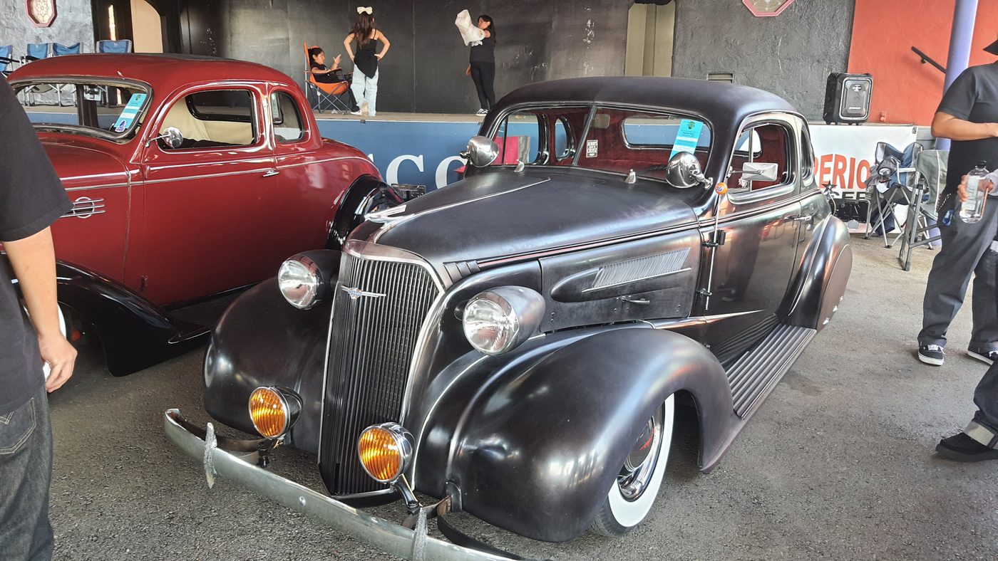 Czarny Chevrolet coupe 1937