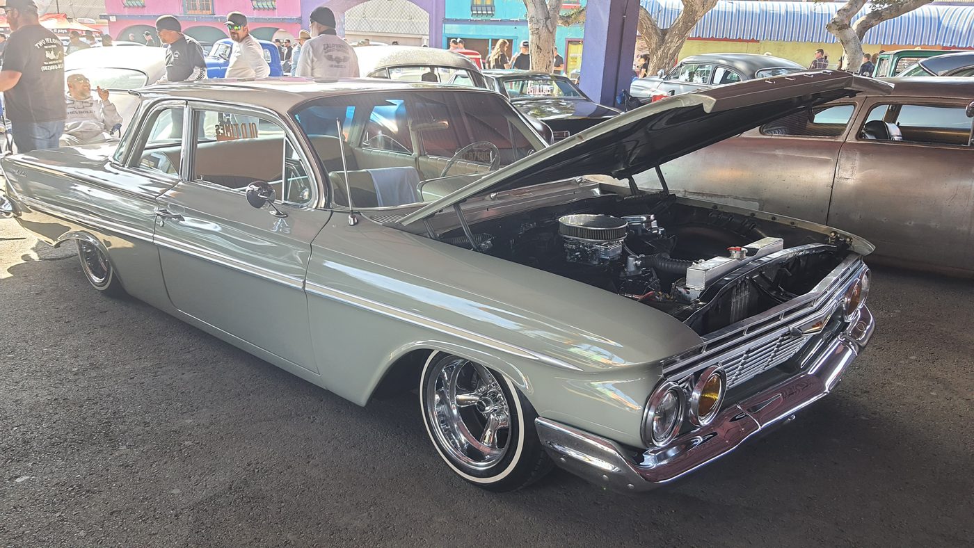 Chevrolet 1961 w kolorze szampana