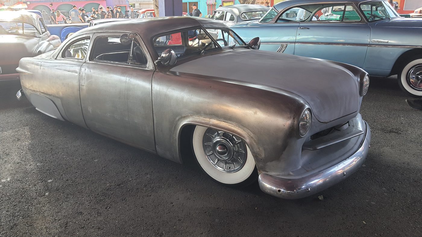 Kustom w surowej blasze (bare metal)