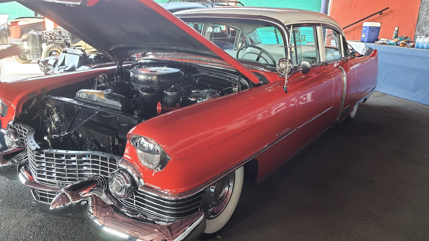 Czerwony Cadillac z połowy lat 50.