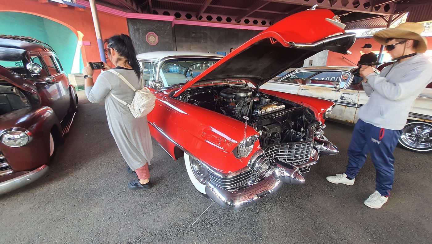 Czerwony Cadillac z połowy lat 50. – zdjęcie 2