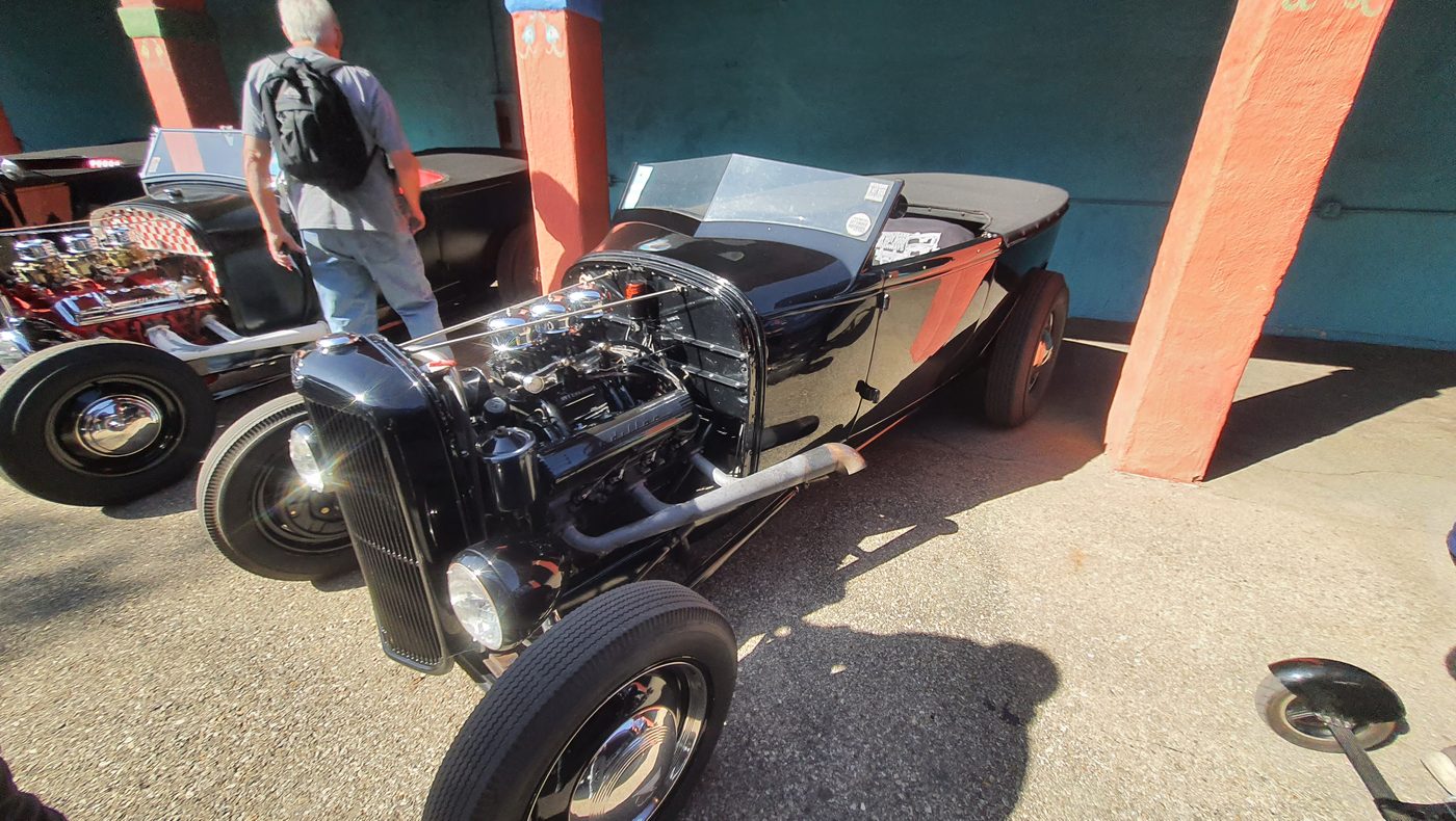 Czarny hot rod roadster pickup z silnikiem flathead V8
