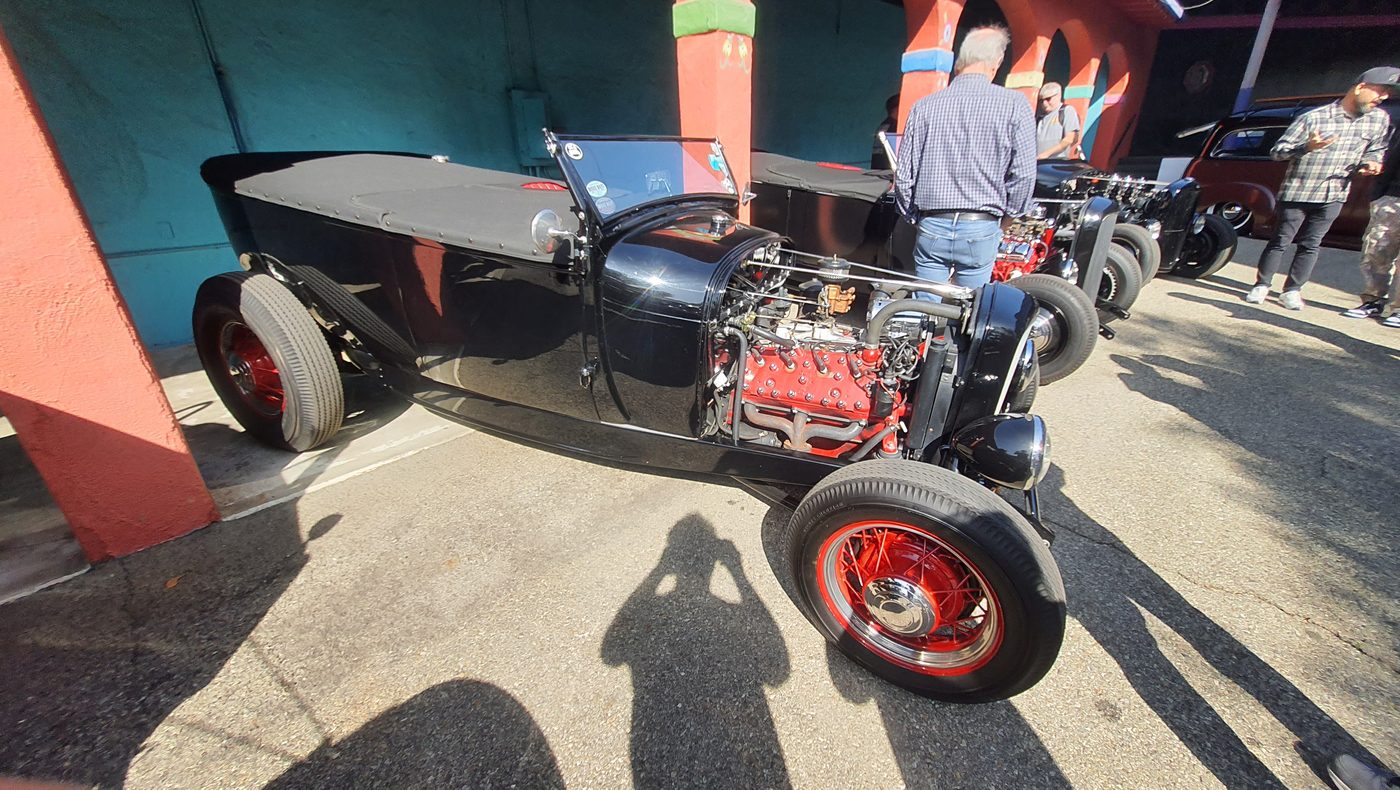 Czarny hot rod roadster pickup z silnikiem flathead V8 – zdjęcie 2