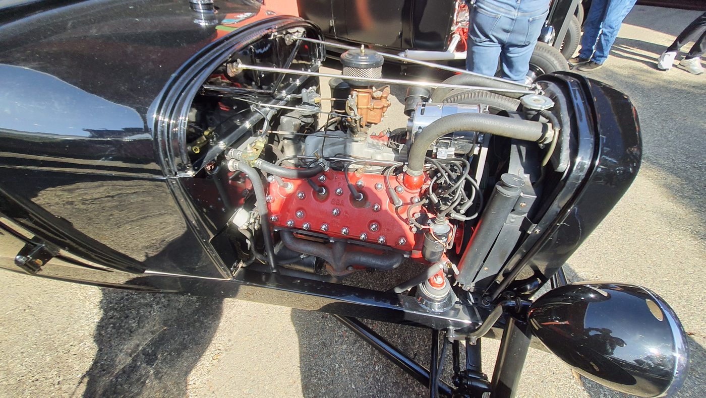 Czarny hot rod roadster pickup z silnikiem flathead V8 – zdjęcie 3