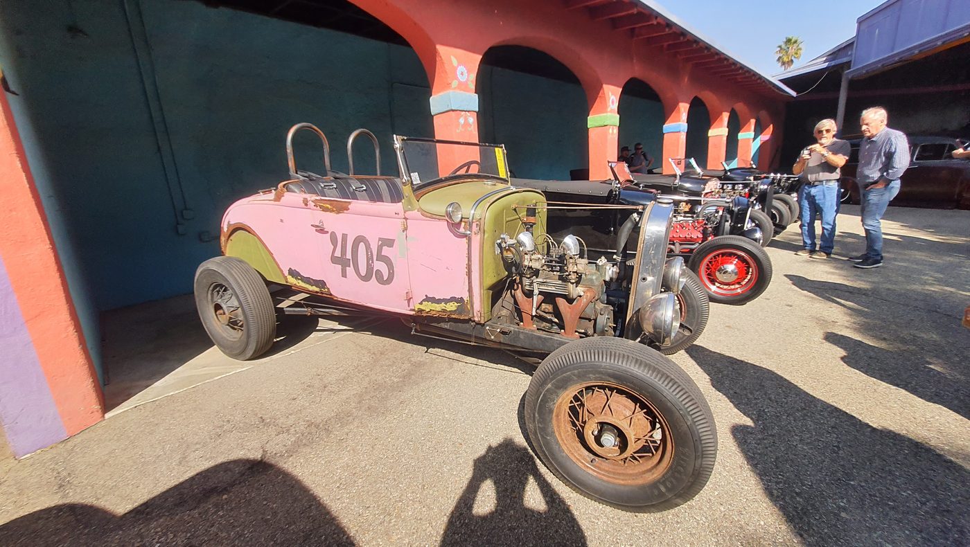 Różowy rat rod roadster z numerem 405