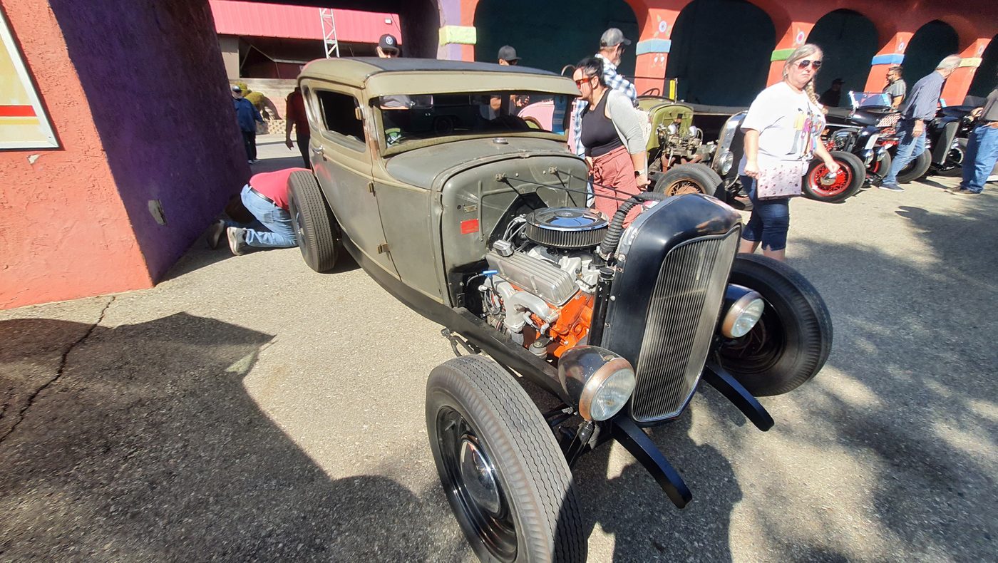 Ford Model A coupe hot rod w oliwkowym primerze