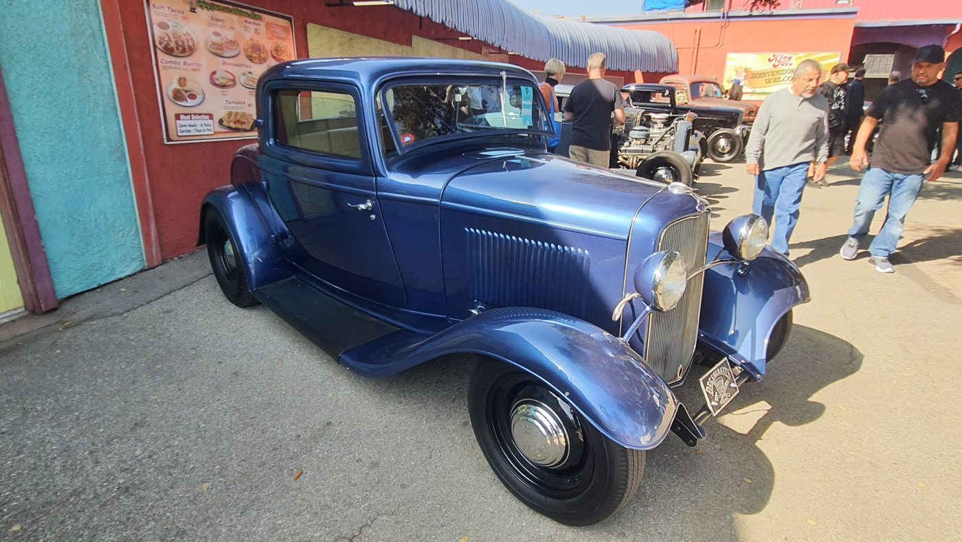 Niebieski Ford 3-window coupe 1932