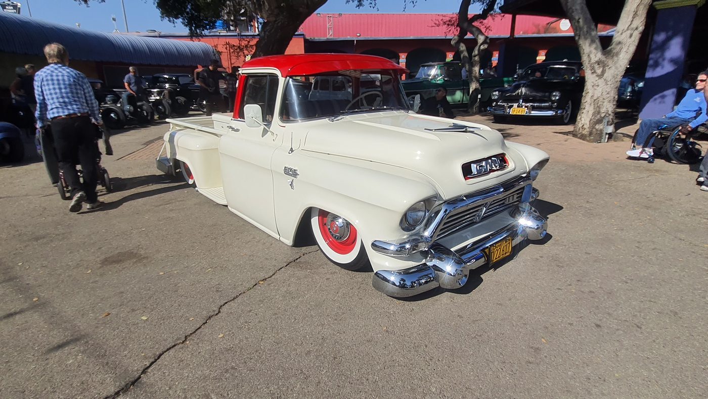 GMC pickup z końca lat 50. w kremie i czerwieni