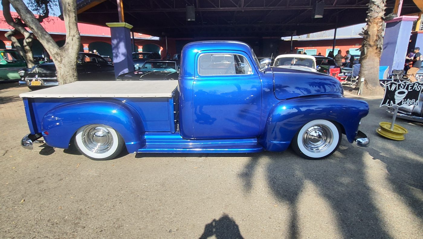 Niebieski Chevrolet Advance Design pickup