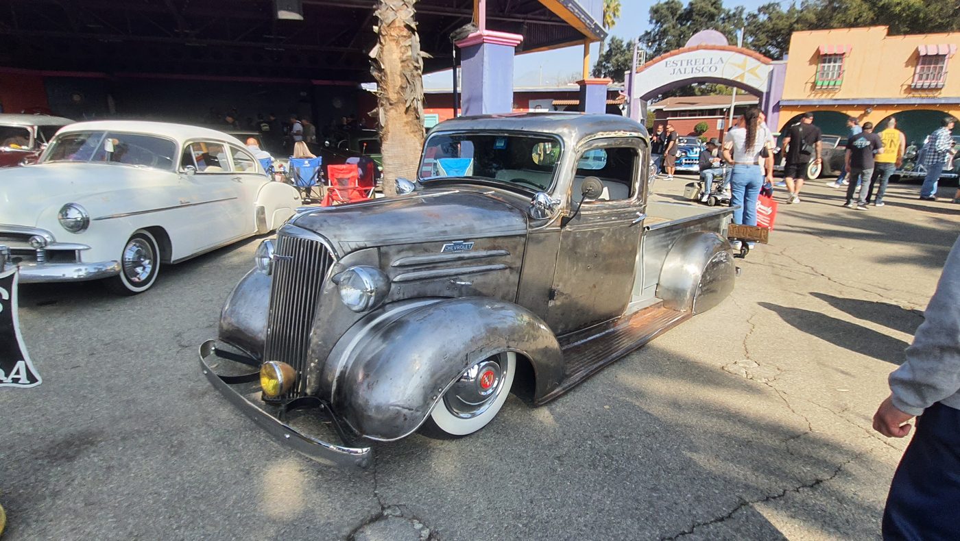 Chevrolet 1937 w surowej polerowanej stali