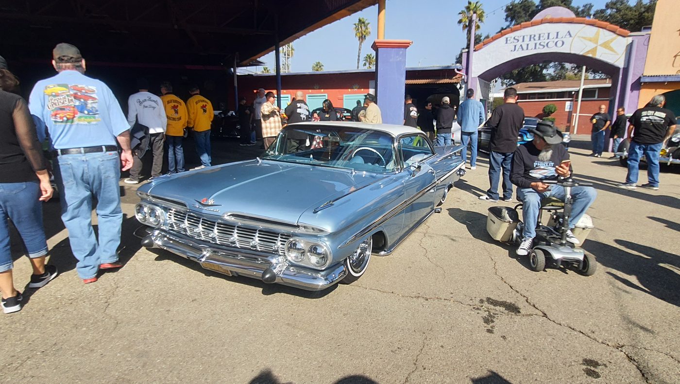 Chevrolet Impala 1959 w srebrnym błękicie